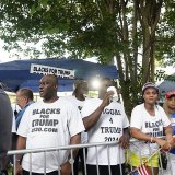 Des supporters de Donald Trump se sont réunis à l'extérieur de la prison du comté de Fulton où il doit se présenter jeudi soir.